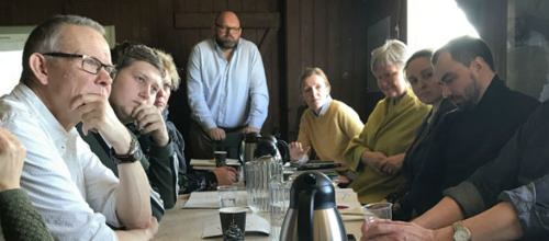 Møde i Provstgårds Jegthus 2. april. Alle personer på fotoet har givet tilladelse til at det bruges.